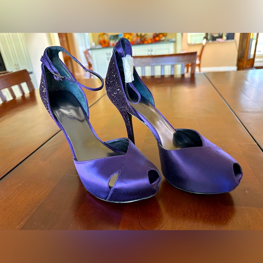 Nine West platform peep toe heels purple satin & rhinestone pumps NWT